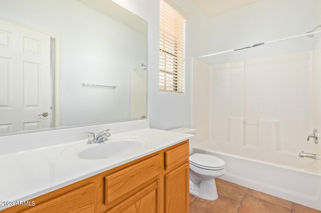 Building Photo - 2390 W Sleepy Ranch Rd