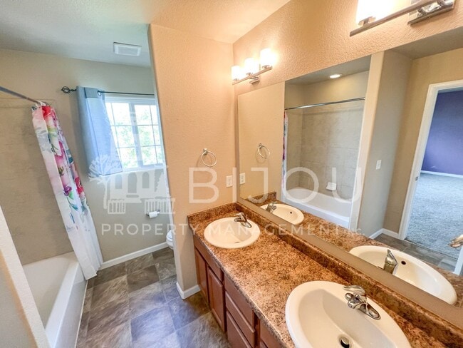 Building Photo - Large, Well-Maintained Duplex