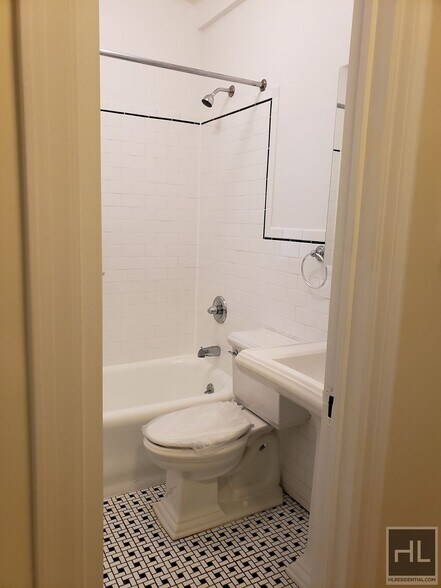 Building Photo - EAST 10 STREET