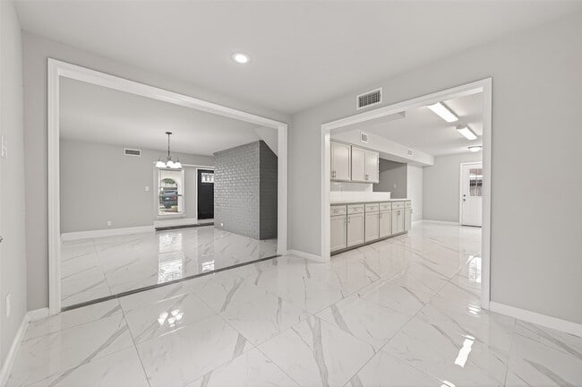 Building Photo - 7739 Antoine Dr