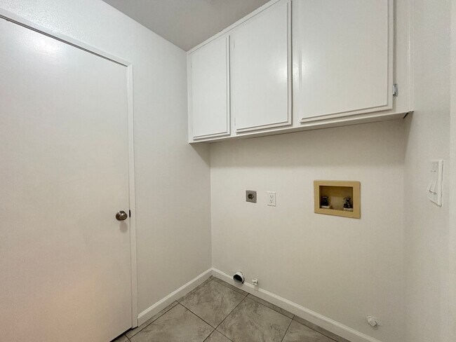 Building Photo - Renovated Spacious East Lancaster Single Story Home