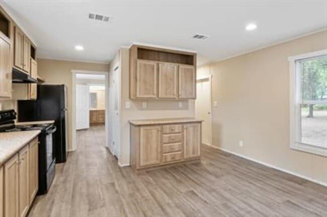 Building Photo - 135 Southlake Dr.