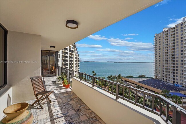 Building Photo - 520 Brickell Key Dr