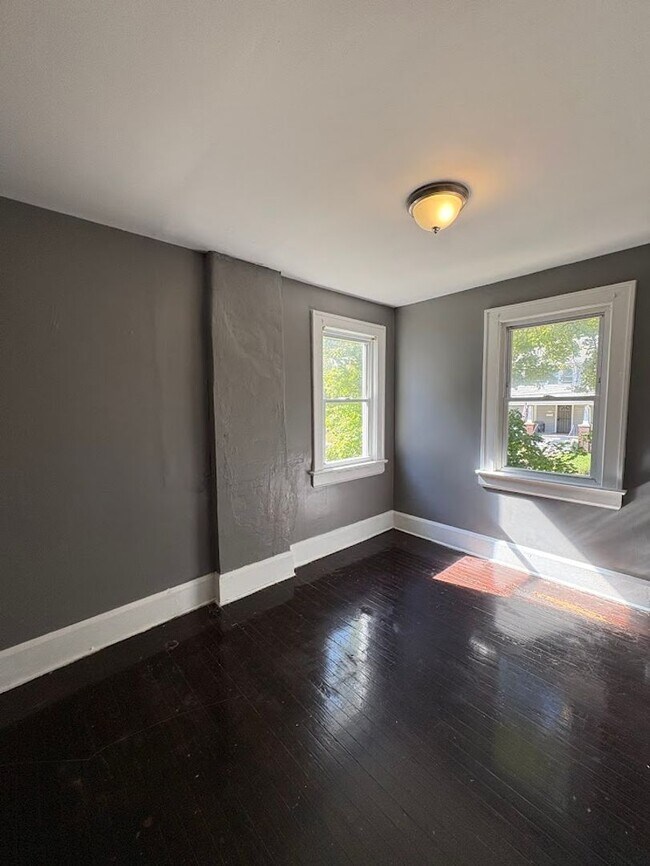 Building Photo - Three bedroom one bathroom home for rent