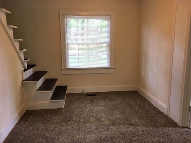 Building Photo - Move-in Ready NOW! Freshly updated, great ...