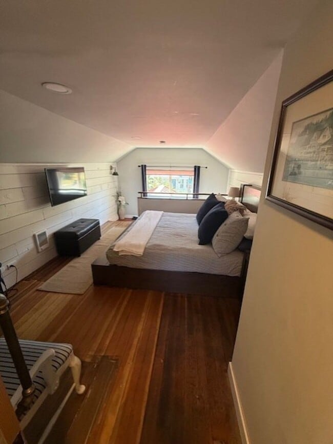 Building Photo - Live in the heart of Roslyn, walk to shops dining and trailheads!