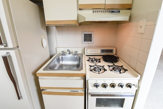 Building Photo - Spacious & Bright Studio at River Place East