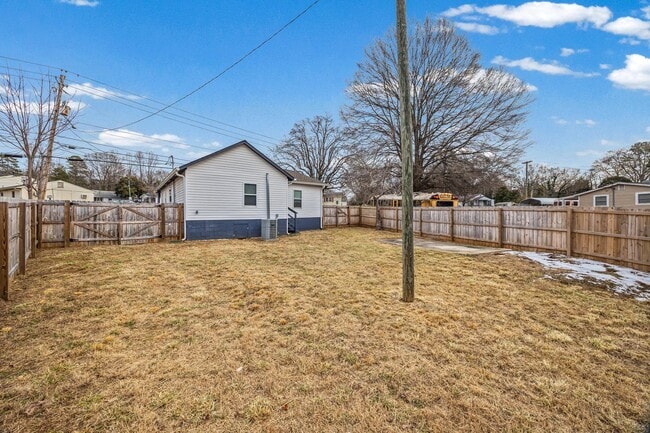 Building Photo - Super Cute, tastefully remodeled 3-Bed, 2-Bath home in Gastonia.