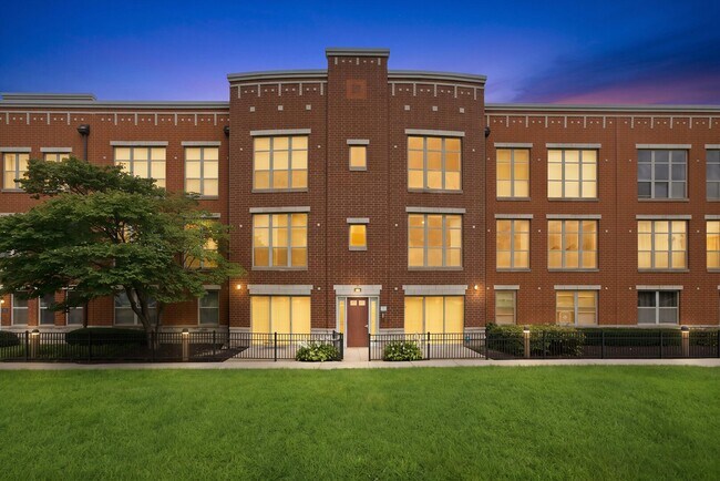 Building Photo - 318 E 25th St