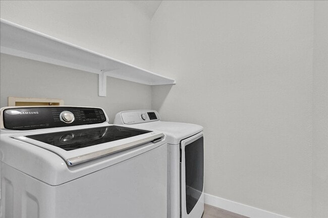 Building Photo - Great 4 bedroom home with a spacious kitchen in a great location!