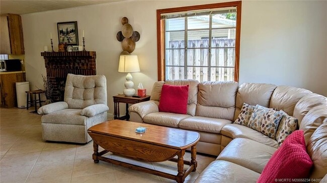 Building Photo - 1097 NE Kubin Ave