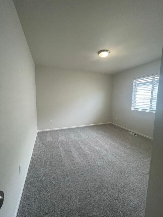 Building Photo - 4 bedrooms + BONUS ROOM And 2.5 baths Tumw...