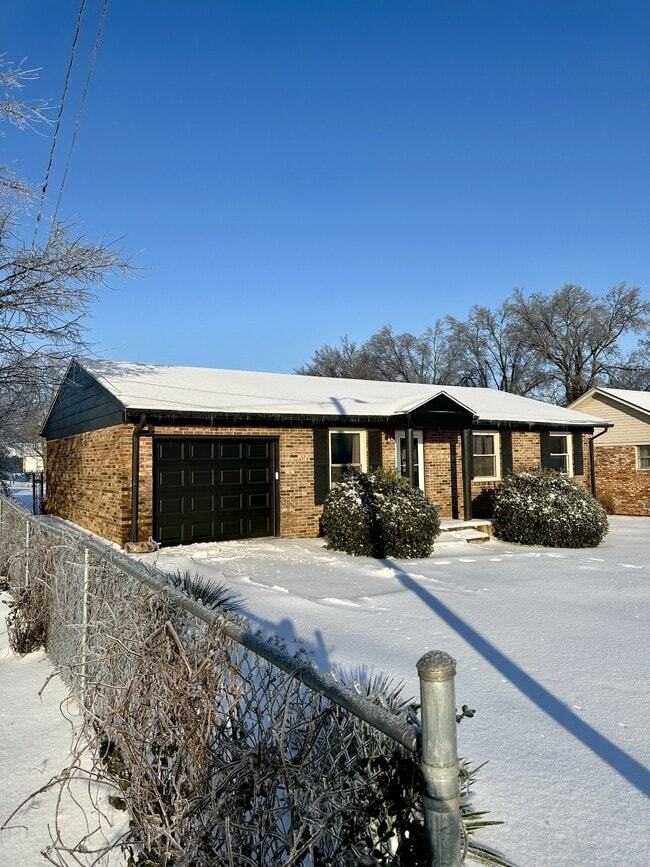 Building Photo - 315 Coombs Dr