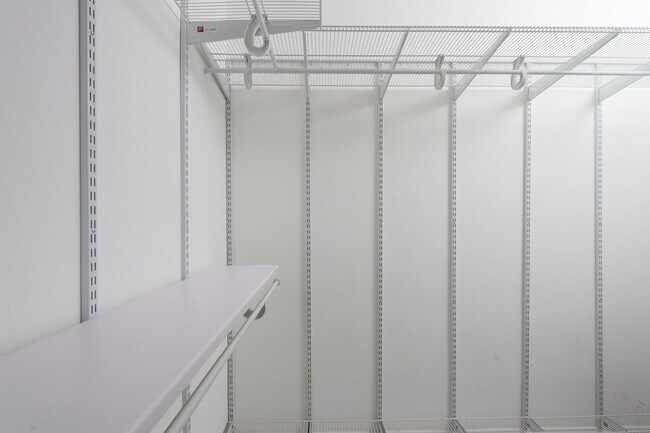 Building Photo - 411 N New River Dr E