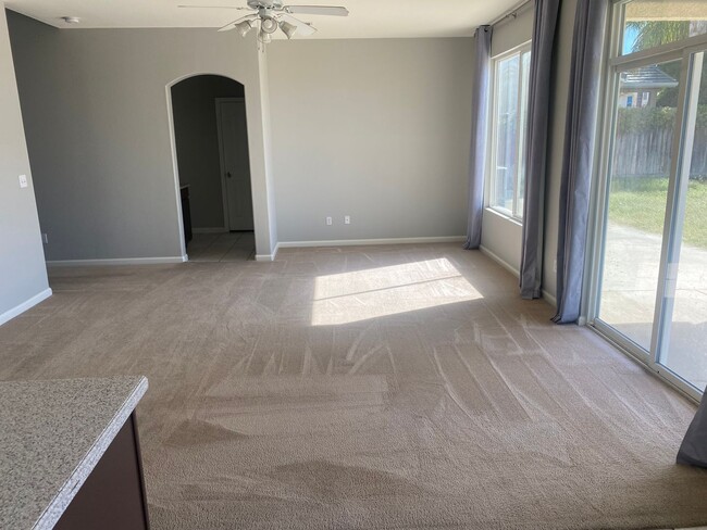 Building Photo - 5 bedroom 3 bathroom in Hanford!