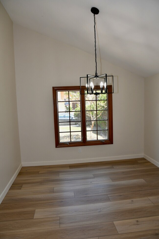 Building Photo - 10575 Canyon Lake Dr