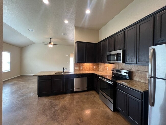 Building Photo - Luxury 3/2 duplex in NBTX