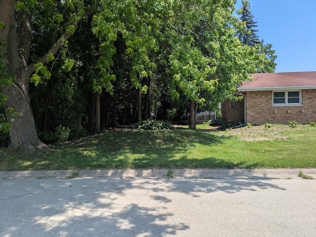 Building Photo - 2049 Kemble Ave