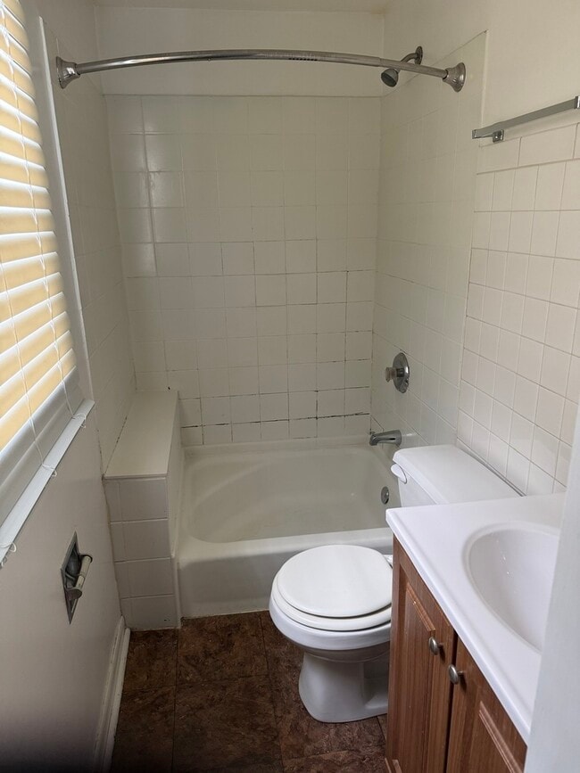 Building Photo - 140 College St