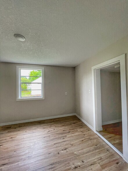 Building Photo - 804 NW 1st Ave