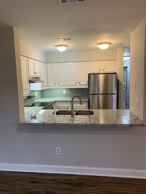 Building Photo - 2000 Greenway Ave