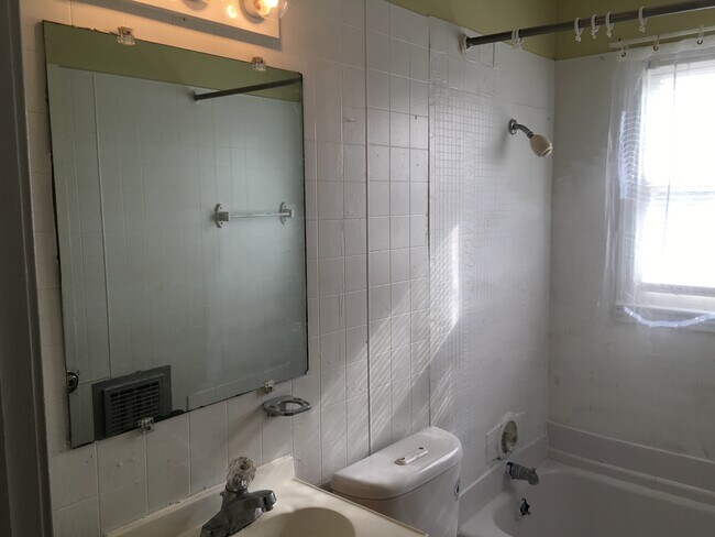 Building Photo - 2202 Lee Hall St