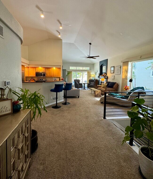 Building Photo - 1011 S Valentia St