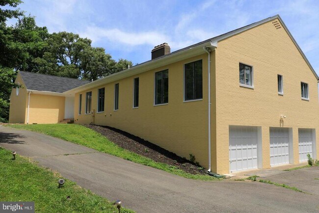 Building Photo - 901 Walker Rd