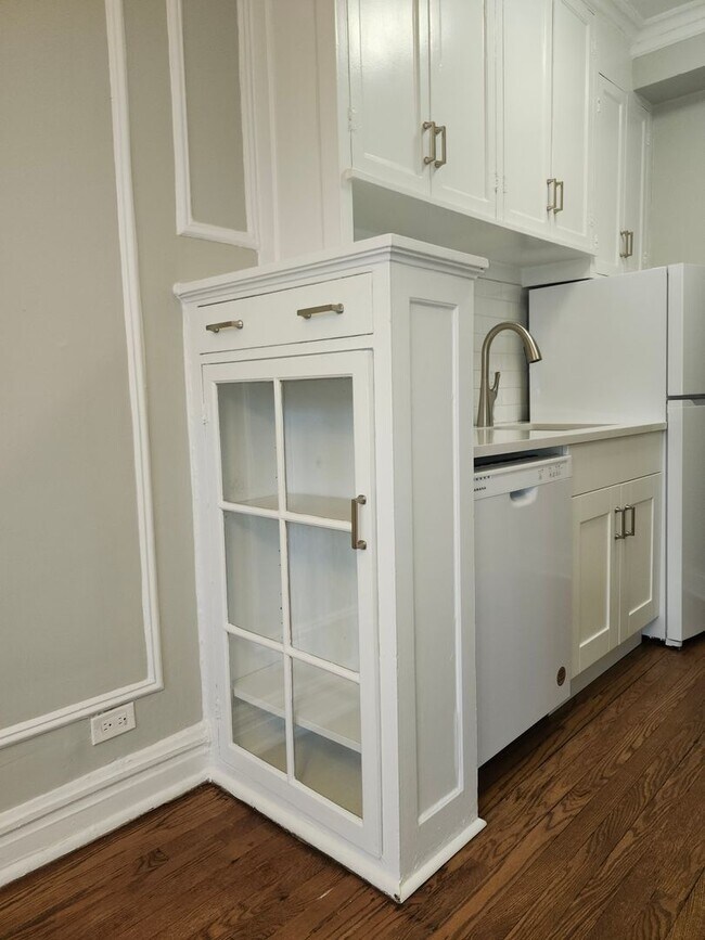 Building Photo - Edgewater Studio with Heat and Cooking Gas Included ~ No Security Deposit ~ Cat Friendly