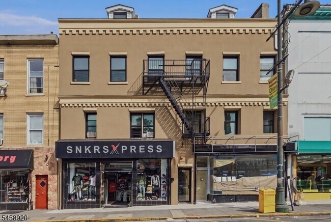 Building Photo - 275 Main St