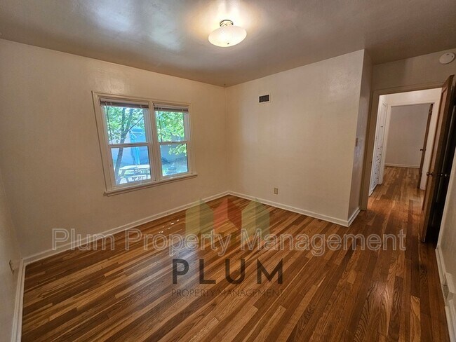 Building Photo - 407 S 5th St E