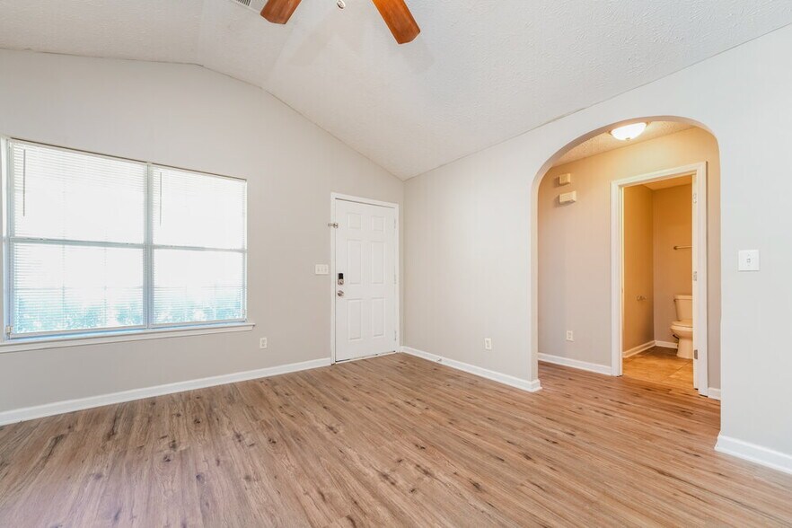 Building Photo - 10527 Crabtree Dr