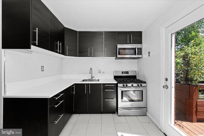 Building Photo - 801 Cox Ave