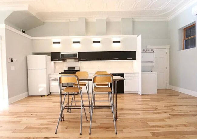 Building Photo - 1316 W Erie St