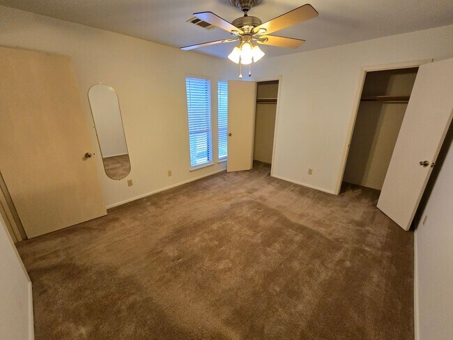 Building Photo - 2 Bed 1.5 Bath Condo in Bryan!