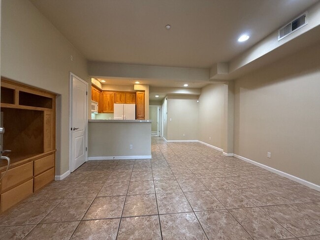 Building Photo - Nice and bright 2BR / 2BA Condo Near Durant Square Mall