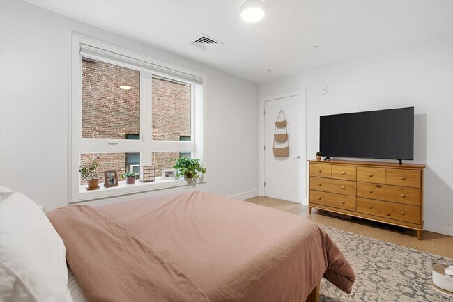 Building Photo - 301 Border St