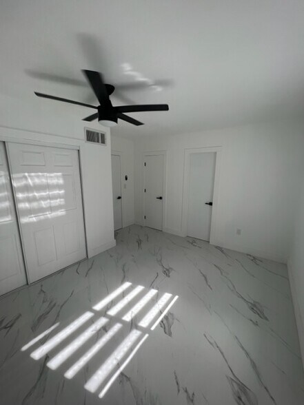 Building Photo - 4250 SW 67th Ave