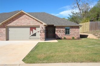 Building Photo - Beautiful 3 Bedroom 2 Bathroom Townhouse in South Tyler! Now offering 1/2 OFF FIRST FULL MONTHS R...