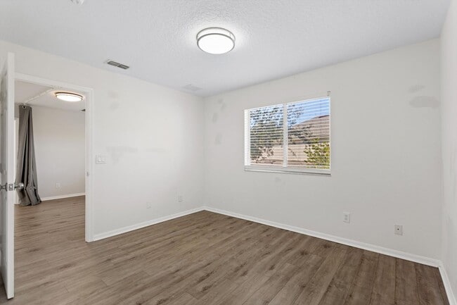 Building Photo - Spacious and beautifully maintained 5-bedroom, 3.5-bathroom two-story home