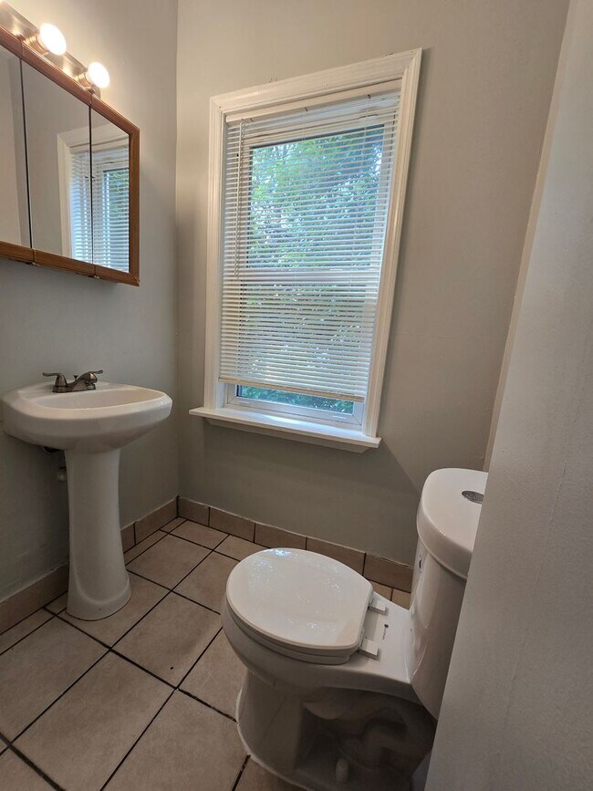 Building Photo - Convenient to Downtown and UC!