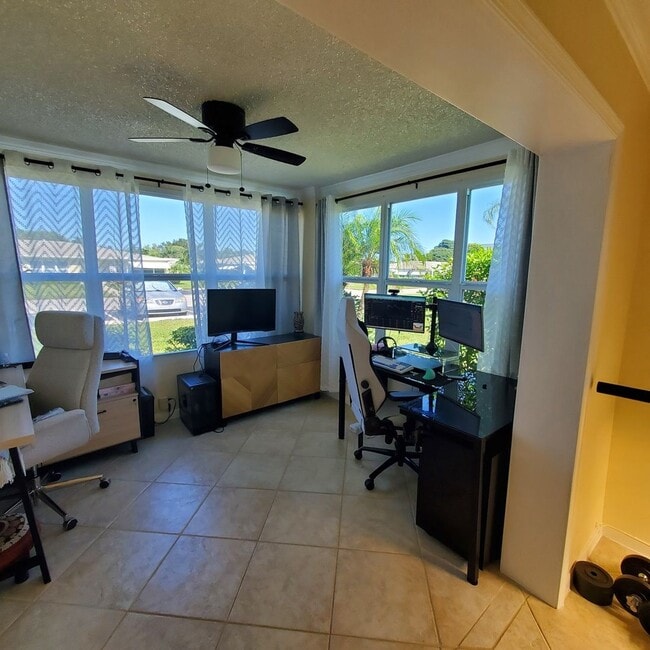 Building Photo - 202 W High Point Terrace