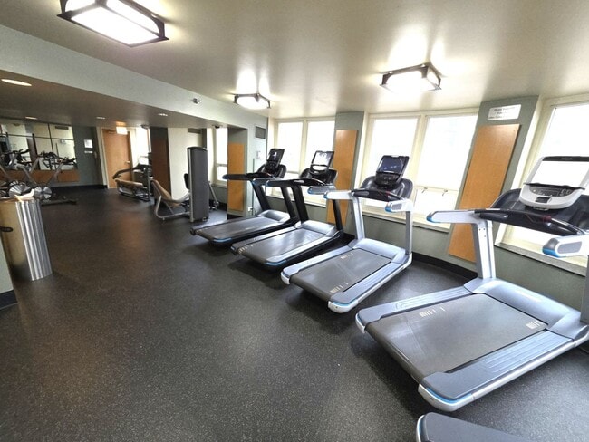 Building Photo - 345 N La Salle Dr