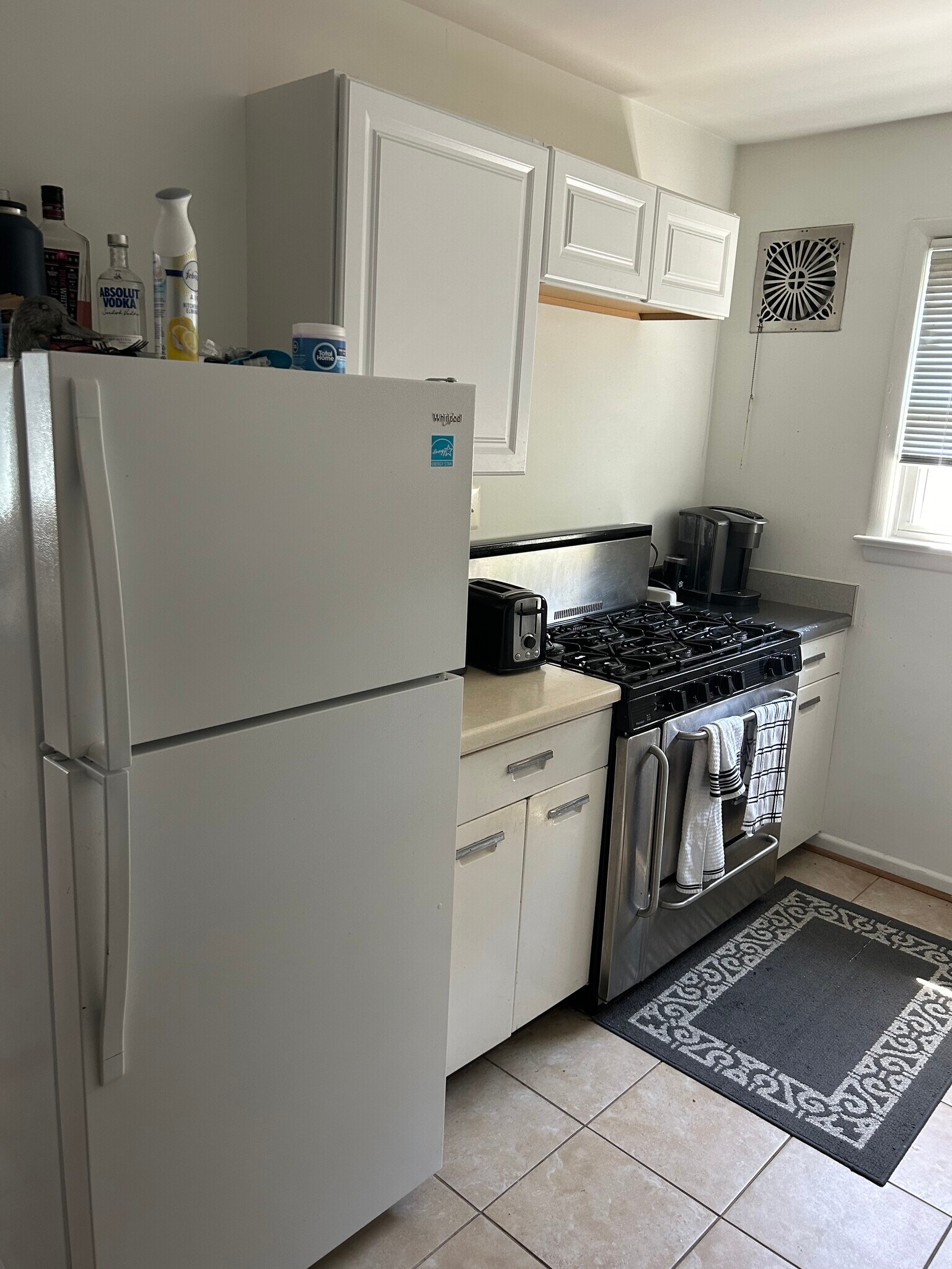 Kitchen with gas and electric stove - 716 N Jackson St