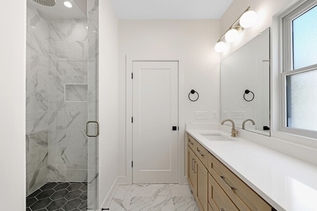 Building Photo - 1008 Fontaine Dr