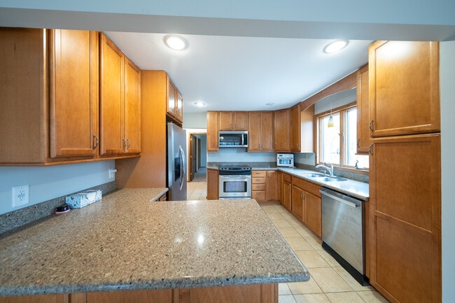 Building Photo - 1410 Juneau Ln N