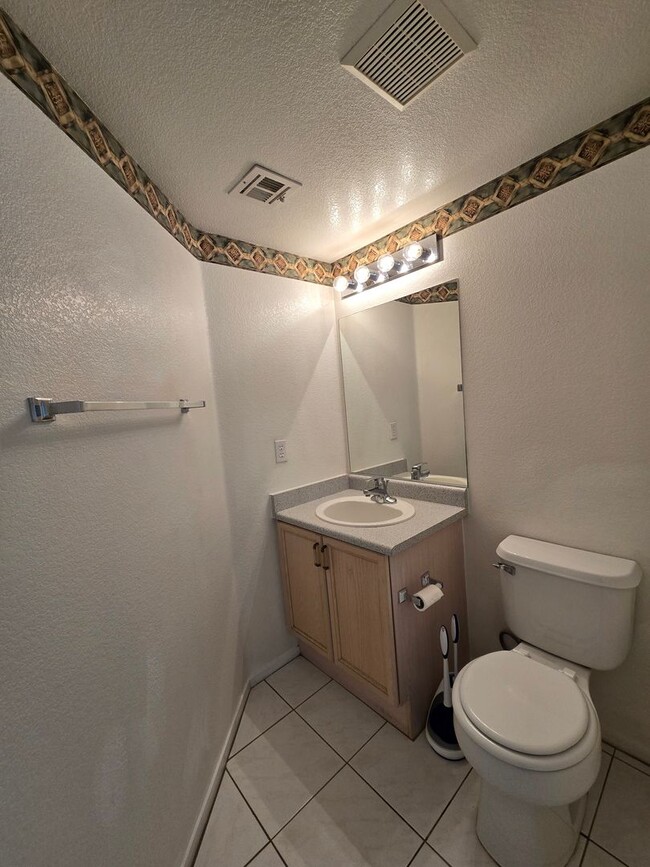 Building Photo - Fabulous 2-Bedroom partially furnished tow...