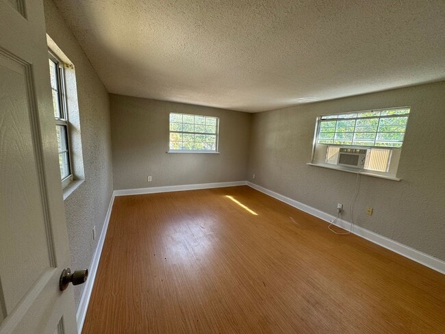 Building Photo - Fenced in four bedroom house near beautiful Gulfport