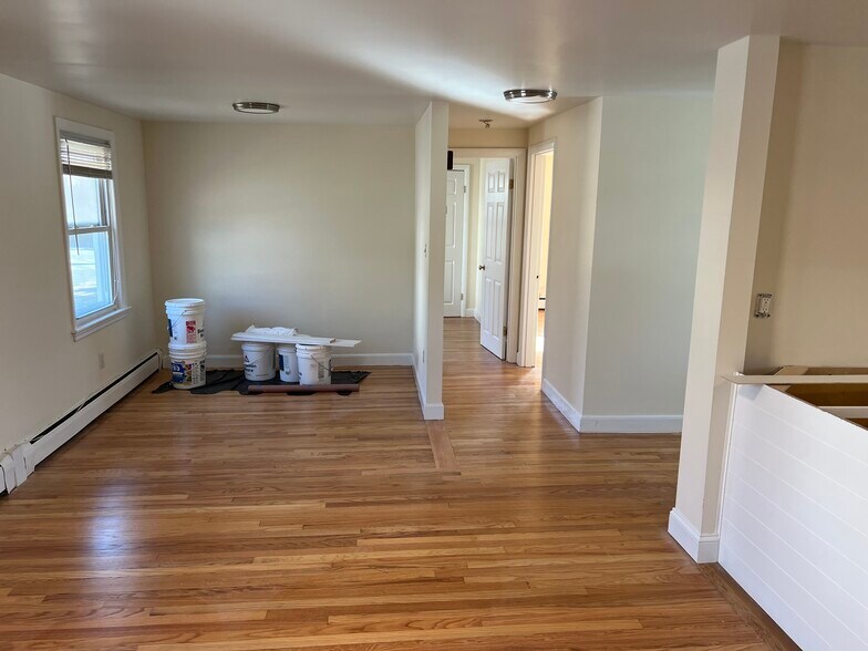 Building Photo - 10 Pine St