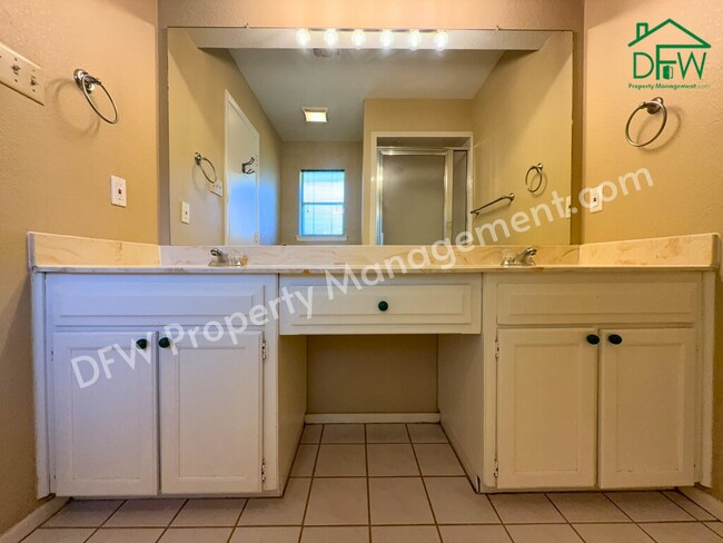 Building Photo - Charming 3-Bedroom Home with Fenced Backyard & Fireplace in Arlington!